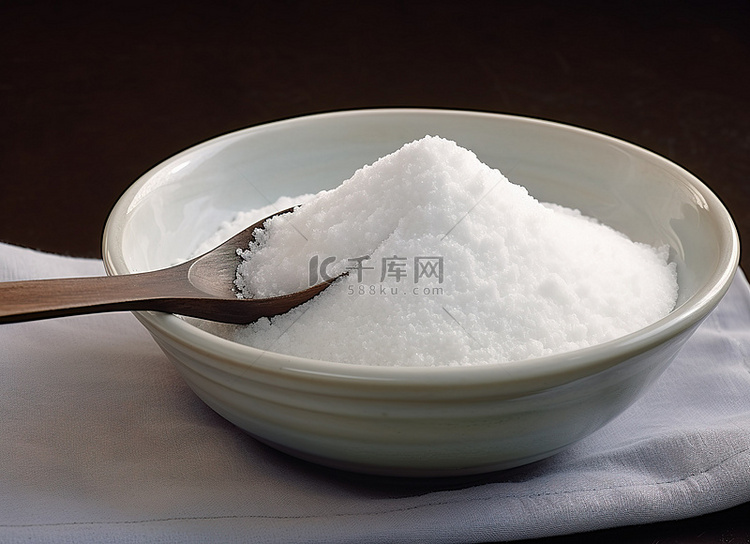一勺白盐放在碗里