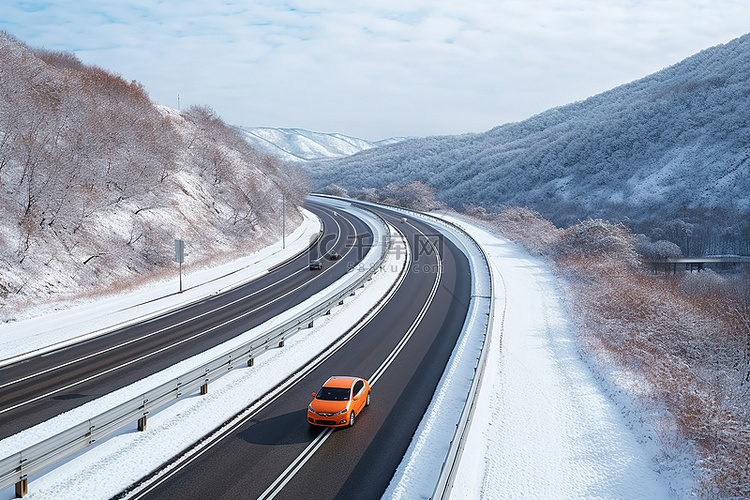 一辆白色汽车沿着积雪的高速公路