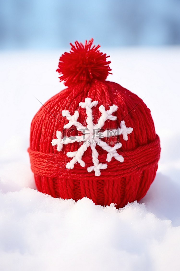 一个覆盖着红色羊毛和雪花的雪球