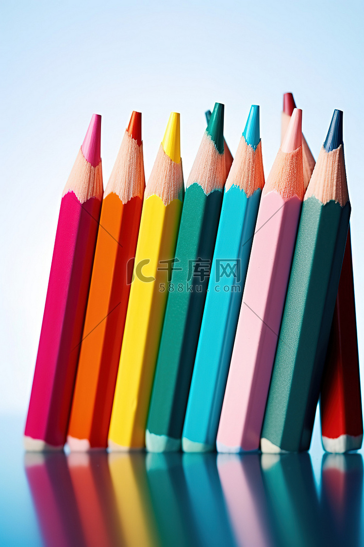 排列在玻璃表面上的彩色铅笔