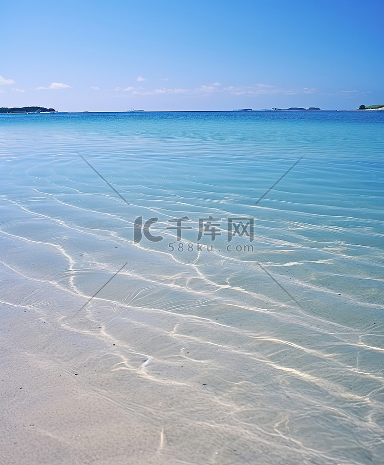 海水清澈的海滩，蓝天白云和沙滩