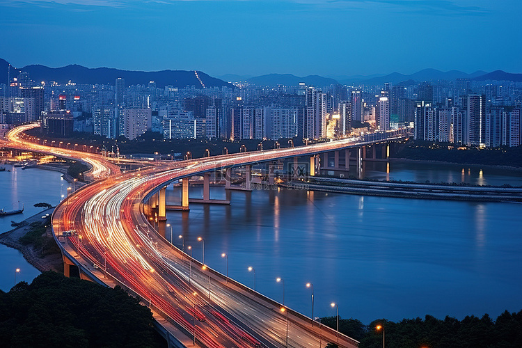 夜间眺望城市高速公路的景色