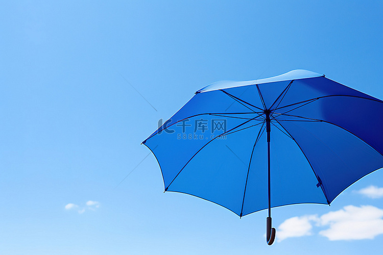 打开蓝色的雨伞，映衬着蓝天