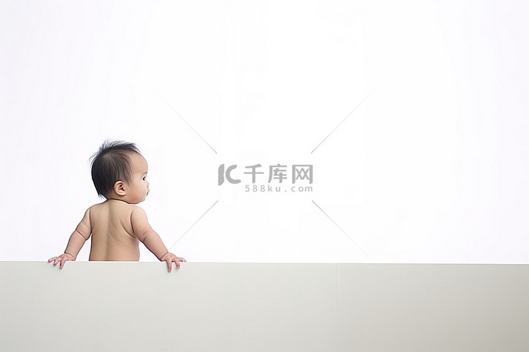 一个男婴站在白色的边缘