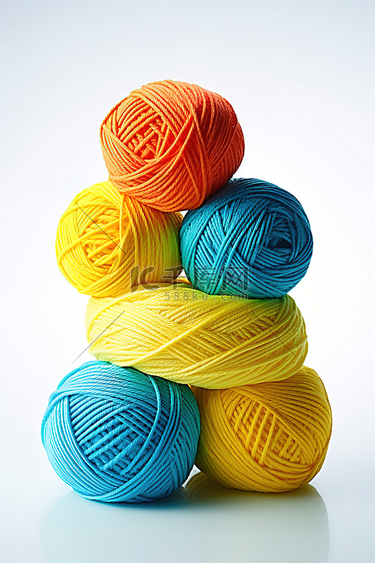 四种不同颜色的毛线球