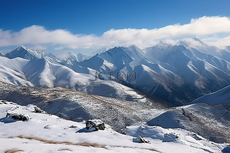 蓝天下白雪覆盖的山脉