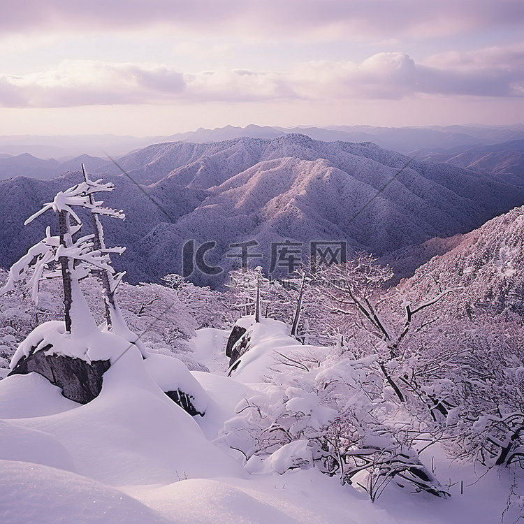 高原山附近的雪山顶视图