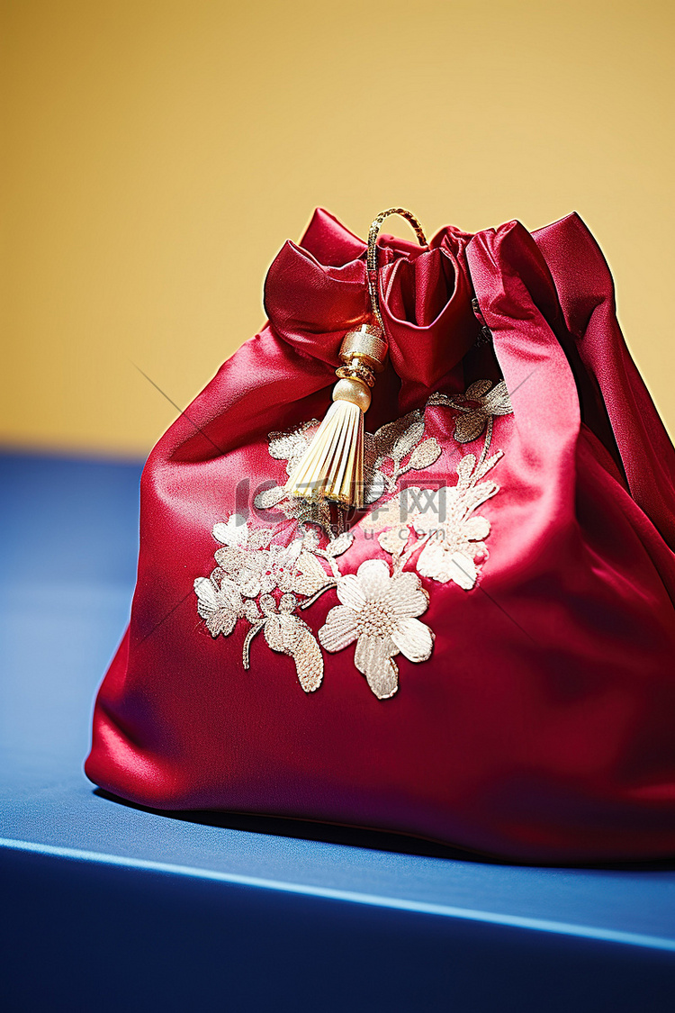 日本刺绣位于桌子顶部的红色袋子