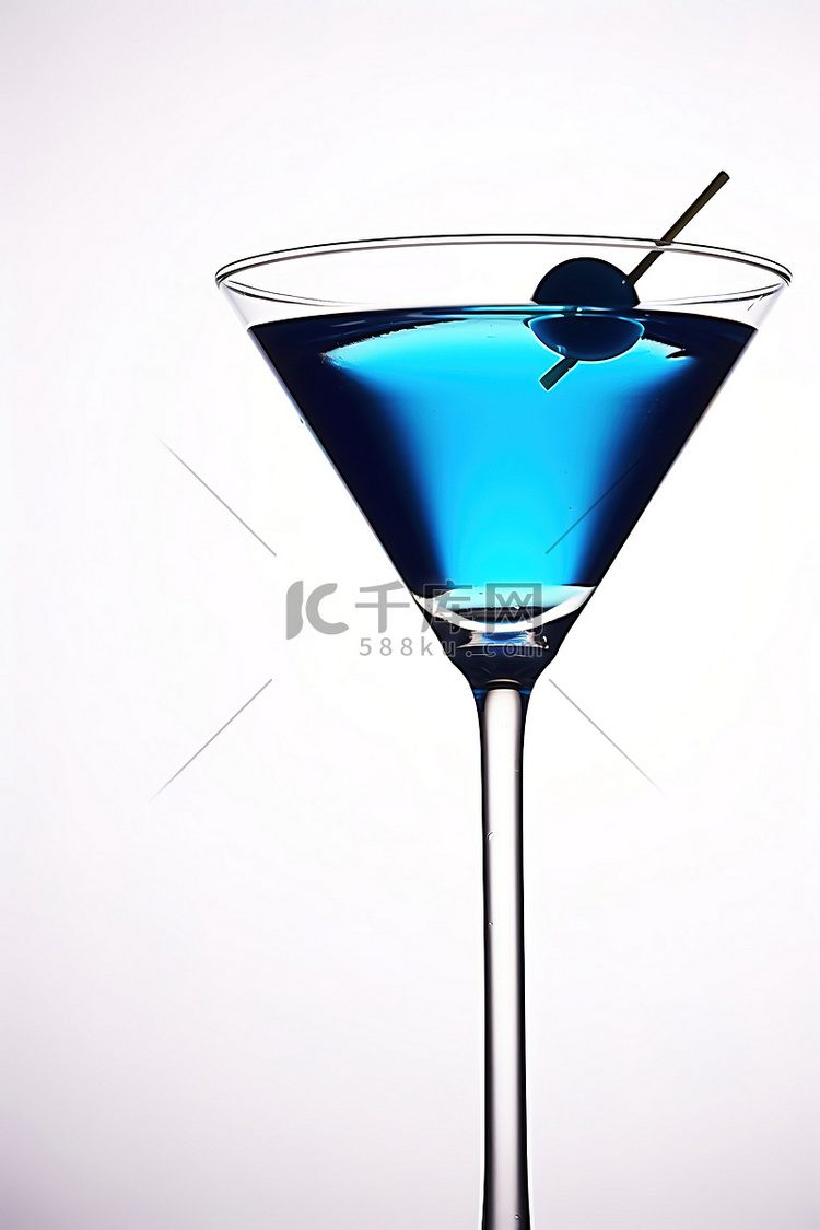 一杯蓝色马提尼酒，配有黑色酒具