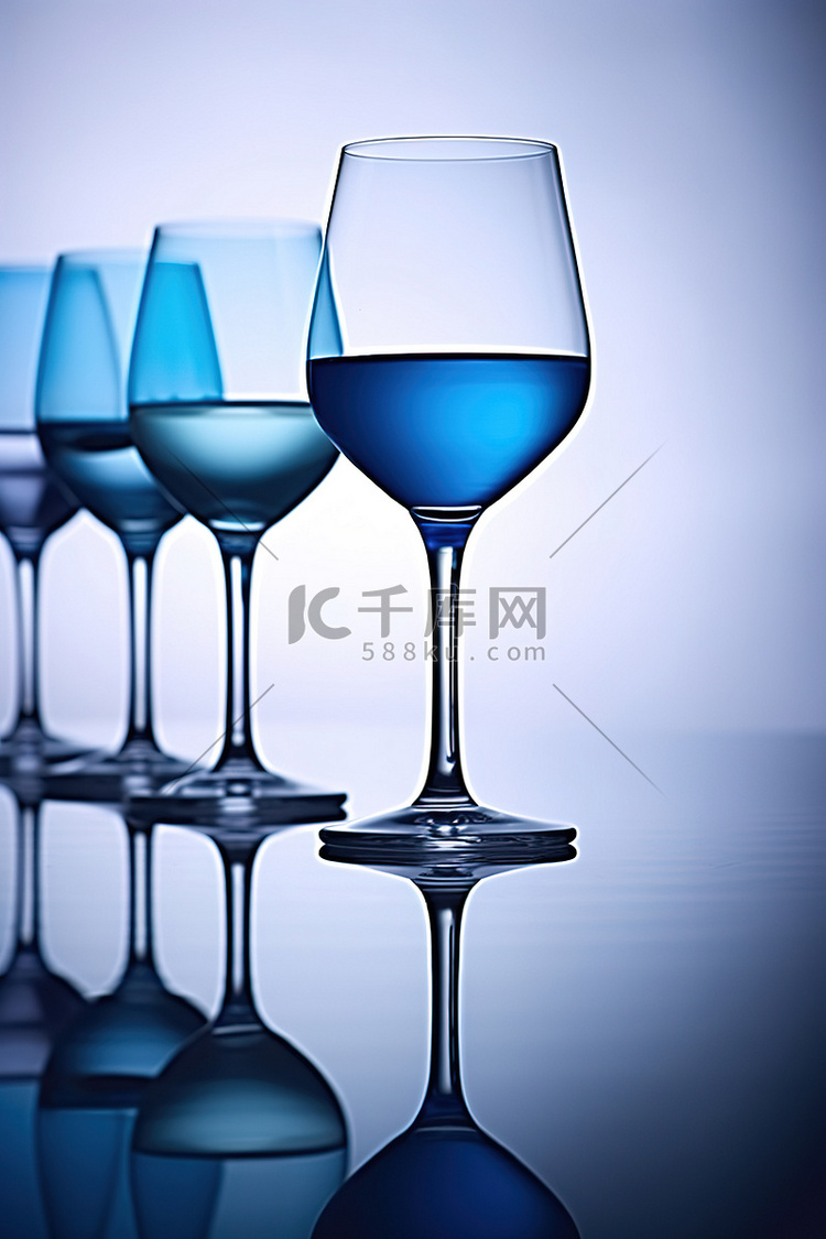 蓝色的酒杯和蓝色的水
