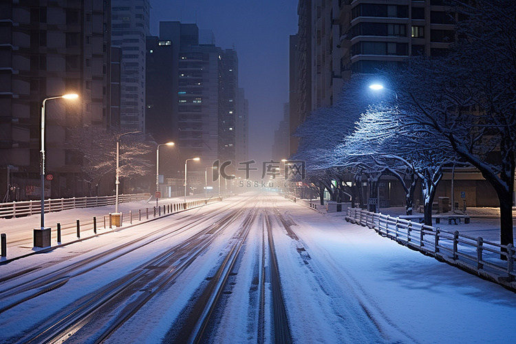 城市雪下的道路