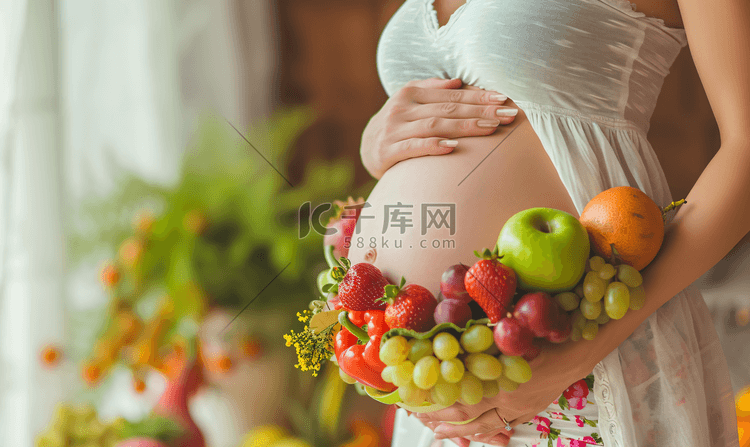健康水果和孕妇肚子近景