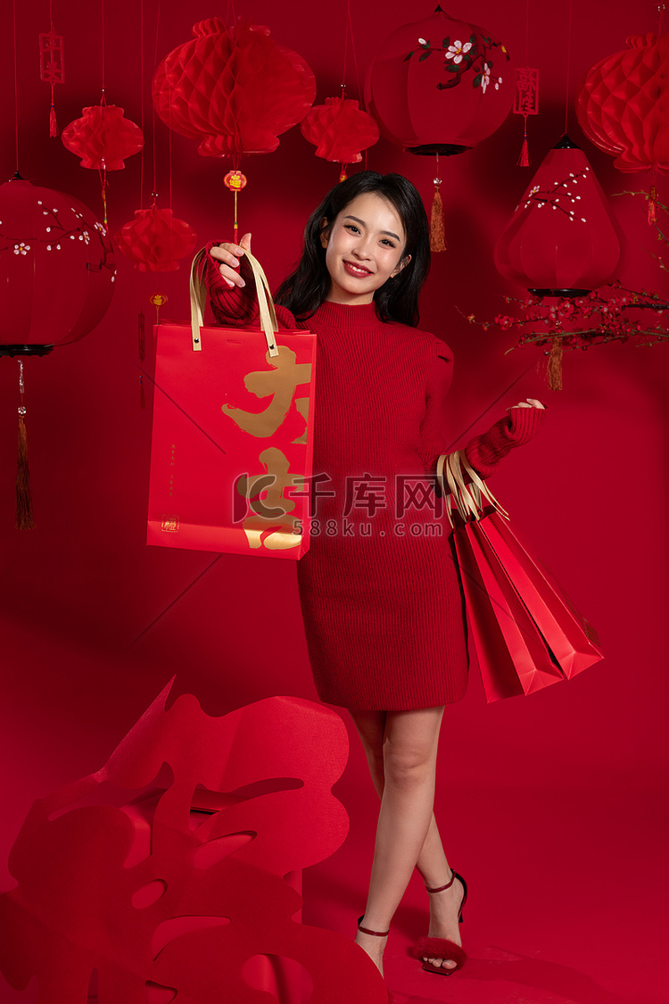 新年购物红色背景下的一位亚洲青