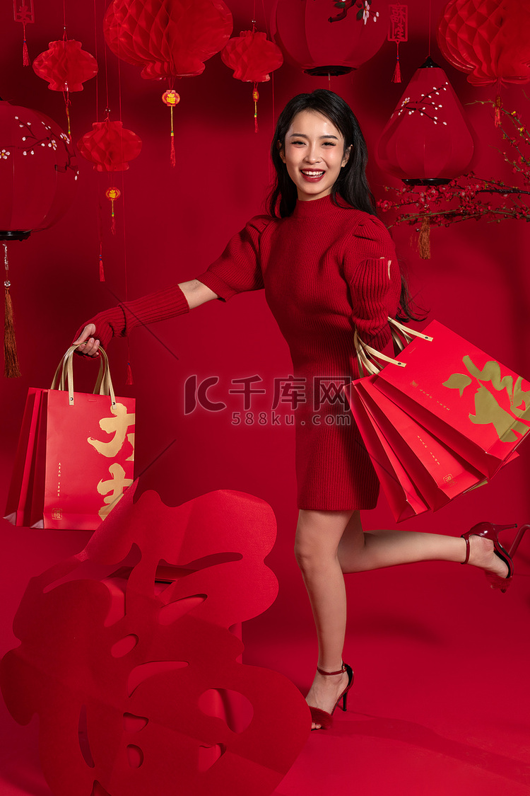 新年购物红色背景下的一位亚洲青