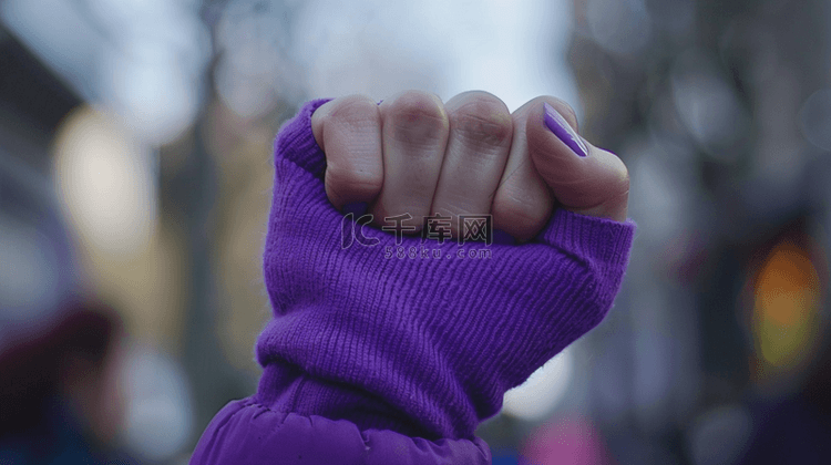 紫色紧握拳头背景-