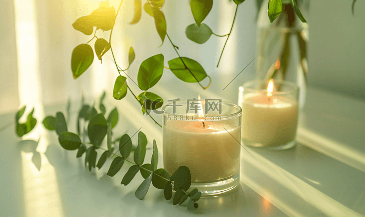 美丽燃烧的蜡烛与绿叶在花瓶在白