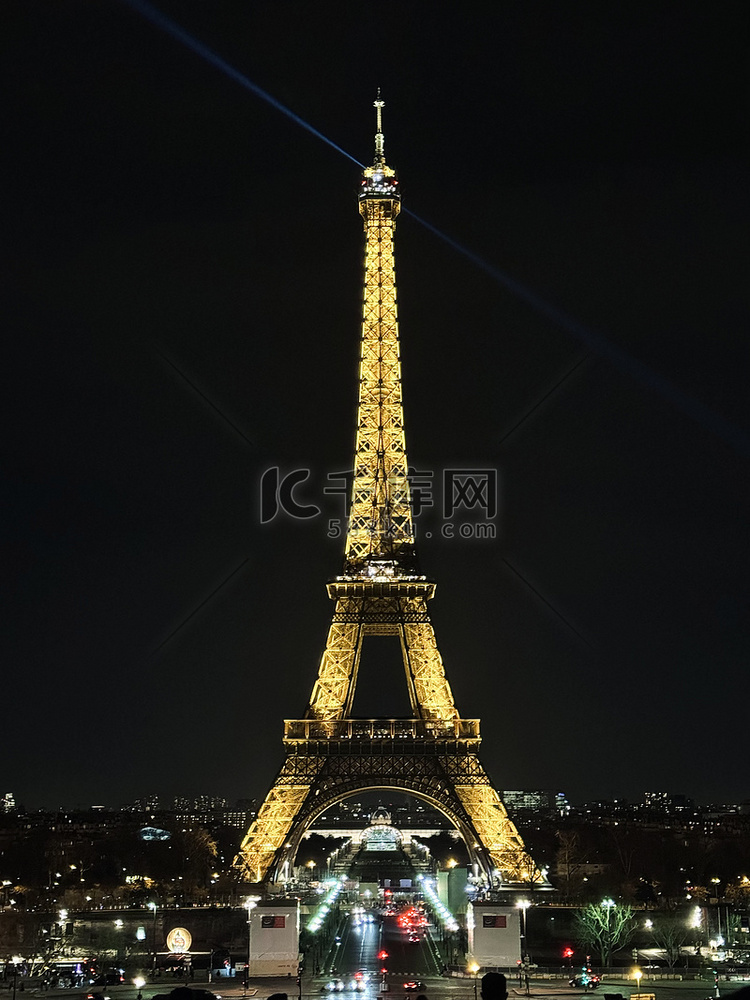 法国巴黎夜晚埃菲尔铁塔的灯光