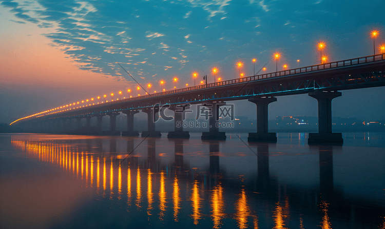 夕阳晚霞下的武汉鹦鹉洲大桥夜景