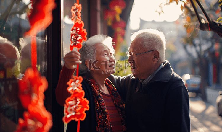 亚洲人中国老年夫妇贴窗花