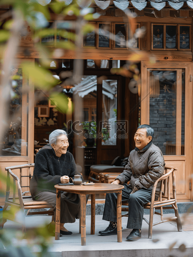 亚洲人老年夫妇在庭院喝茶