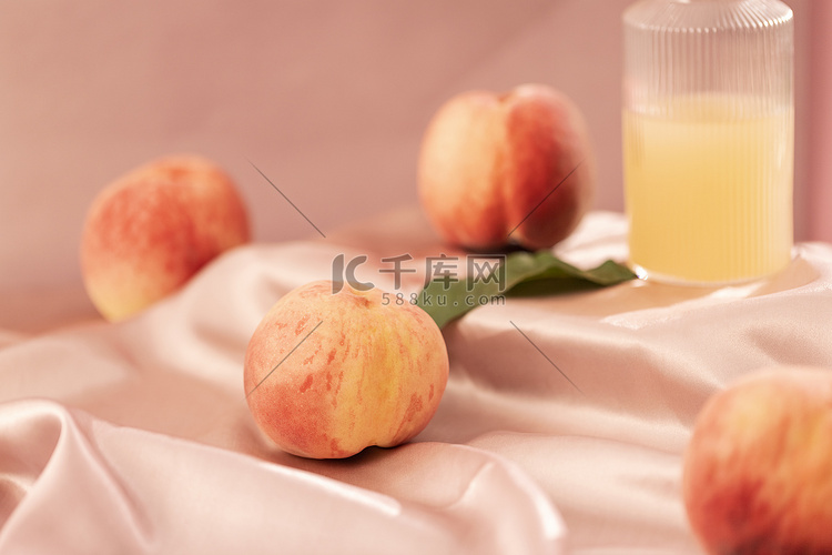 鲜榨桃汁与新鲜桃子粉色氛围图