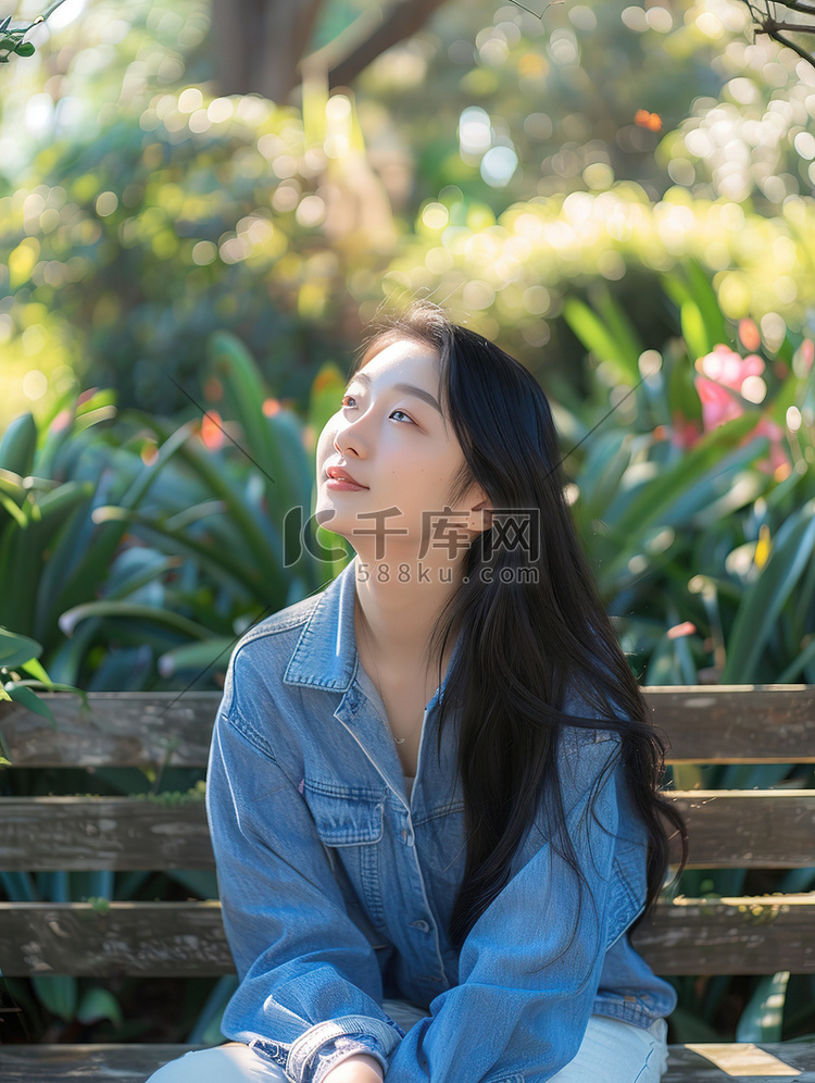 女孩坐在长椅上享受阳光摄影图