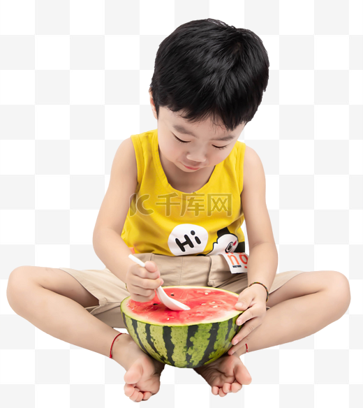 夏季男孩用勺子吃西瓜图片