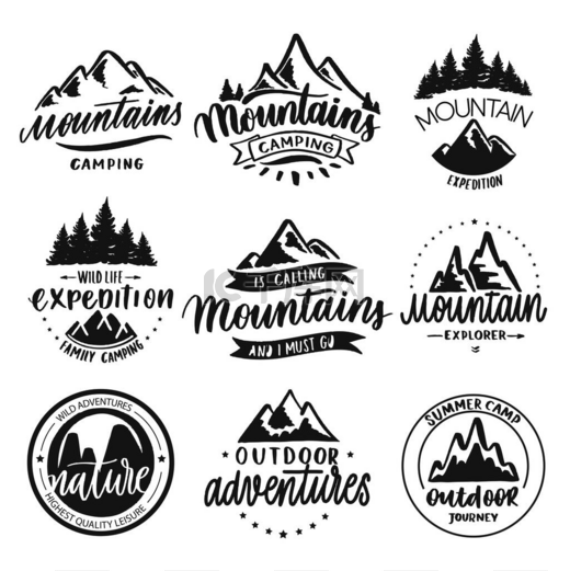 一套老式手绘旅行徽章.露营标签的概念。山地探险标志的设计。远足标志。营地标识集合。在白色背景上分离的种群向量补丁.图片