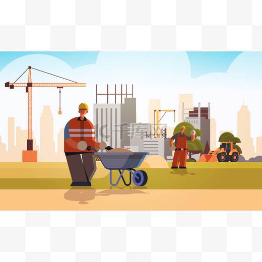 建筑工人推手推车，沙尘繁忙，身穿防护服，头戴钢盔的工人。建筑工人概念建筑工地背景平坦，全长水平图片