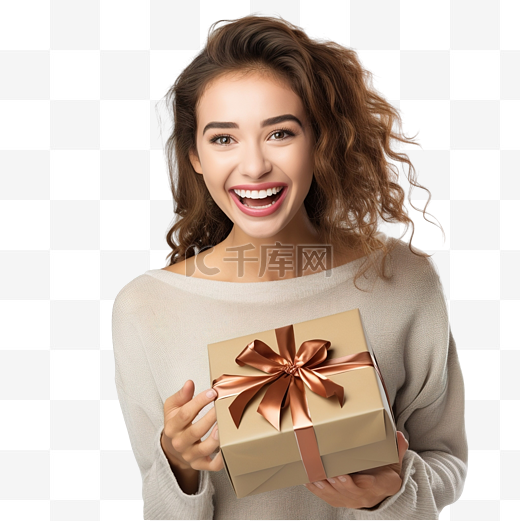 令人兴奋的圣诞女孩微笑着，享受着拿着白色礼盒的脸图片
