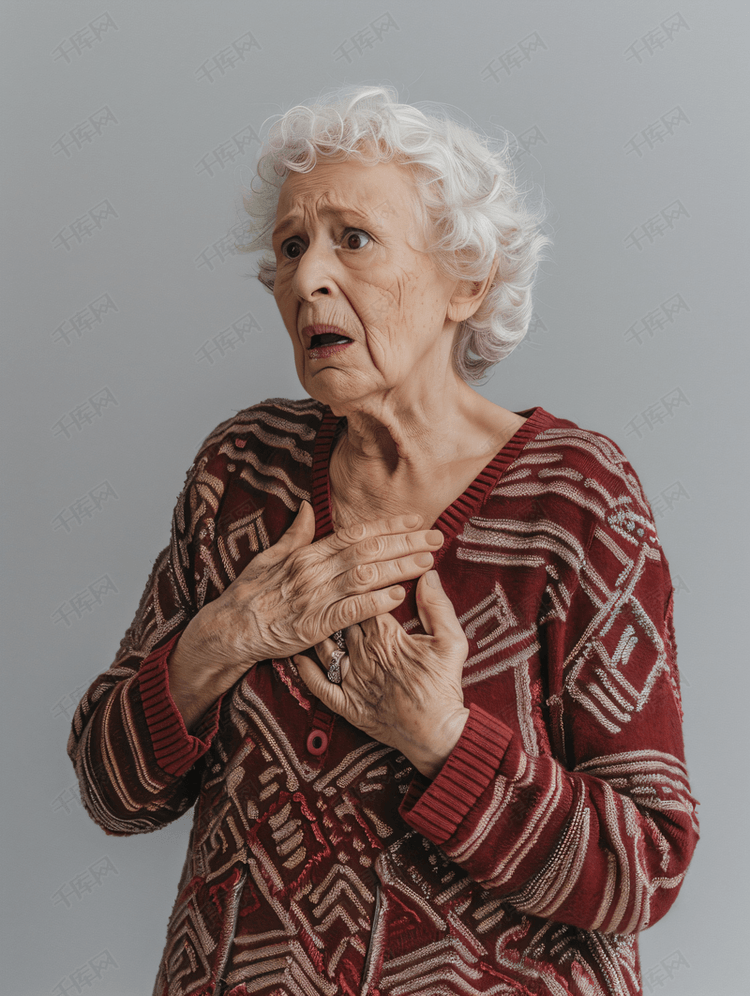 老年人老奶奶胸口疼痛