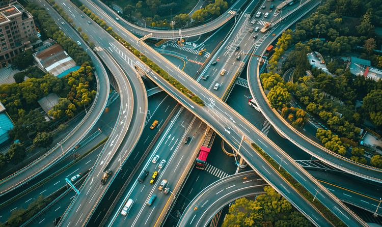 菲威 道路交叉口。 从上面看快