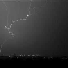 电闪雷鸣风雨交加的夜晚