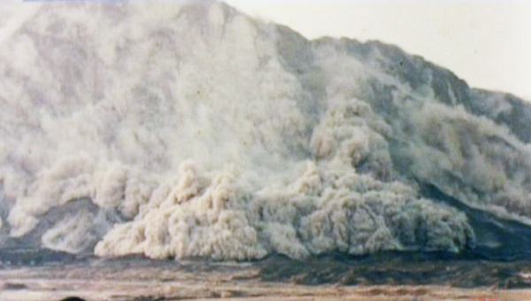 墙面裂开配乐音频素材_火山过后石子燃烧裂开音效