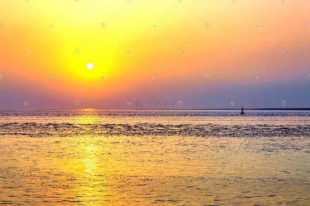 太阳和海面的照片