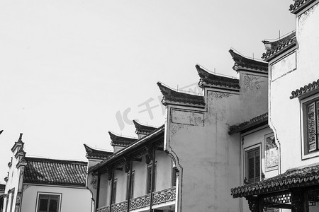 房子摄影照片_黑白的江南徽派建筑房子摄影图