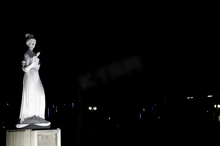 横版夜色雕塑摄影图