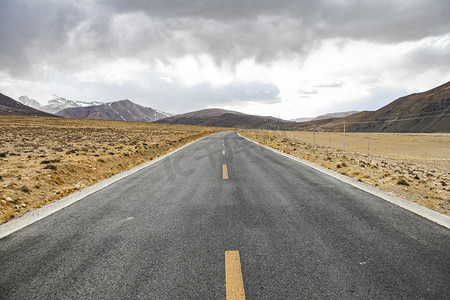 公路西藏摄影照片_公路和山摄影图