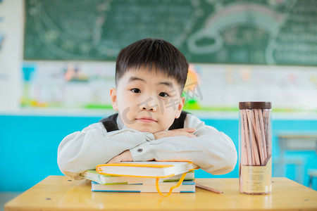 小学生摄影照片_在教室上课听讲的学生