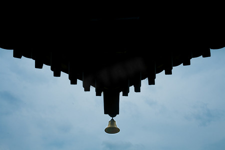 天空下的铃铛摄影图