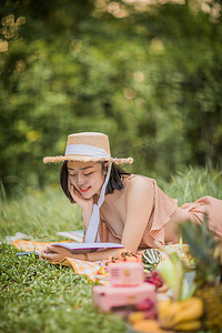 520美女摄影照片_夏天户外野餐趴在地上看书的女孩