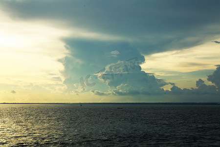 海面海水摄影照片_海面上云朵摄影图