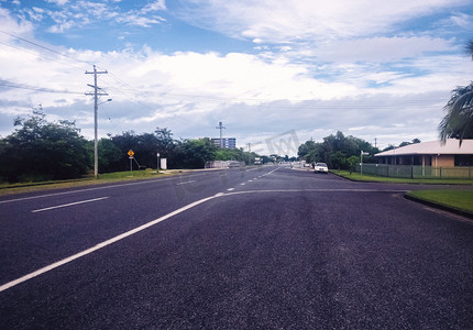 澳洲地图摄影照片_蓝天白云下的澳洲马路摄影图