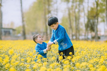 春游策划摄影照片_油菜花地里面的兄弟俩