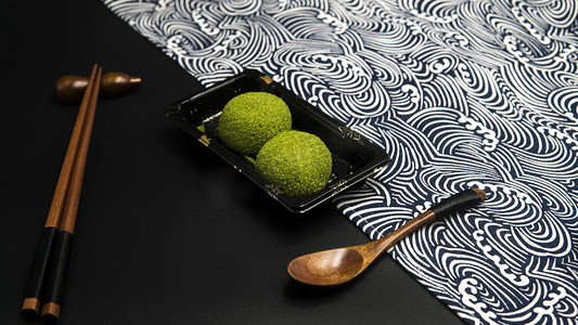 日式料理抹茶糕点摄影图