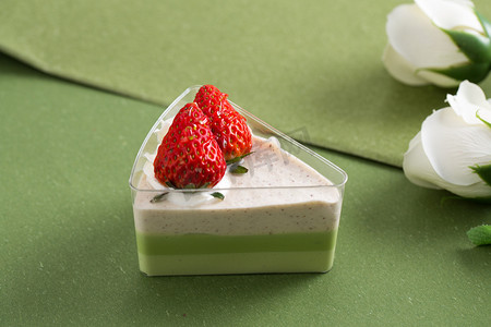 摄影图抹茶草莓小三角蛋糕 