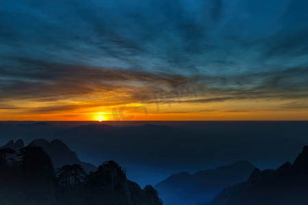 日出山峰摄影图