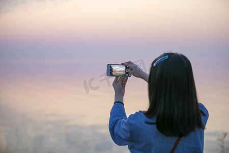 手机风景图摄影照片_太湖风景女生手机拍摄摄影图