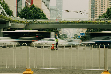 指挥交通的交警