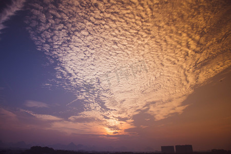 暖色调摄影照片_桂林夕阳西下天空图片